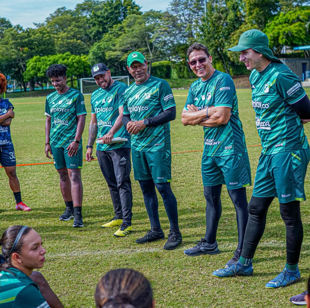 Jhon Alber Ortiz (centro) durante un entrenamiento del Deportivo Cali Femenino.