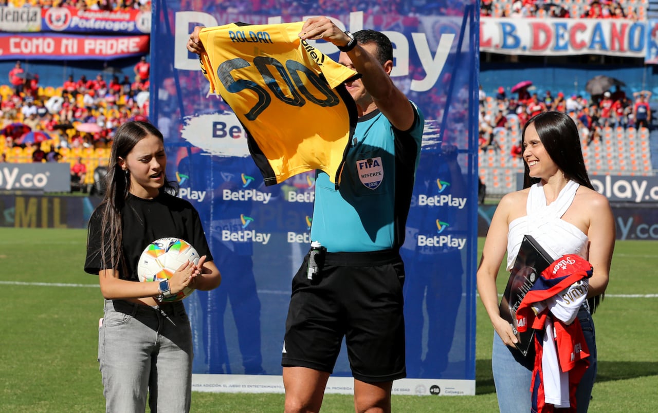 El árbitro Wilmar Roldán (centro) durante el homenaje por sus 500 partidos dirigidos en el Fútbol Profesional Colombiano.
