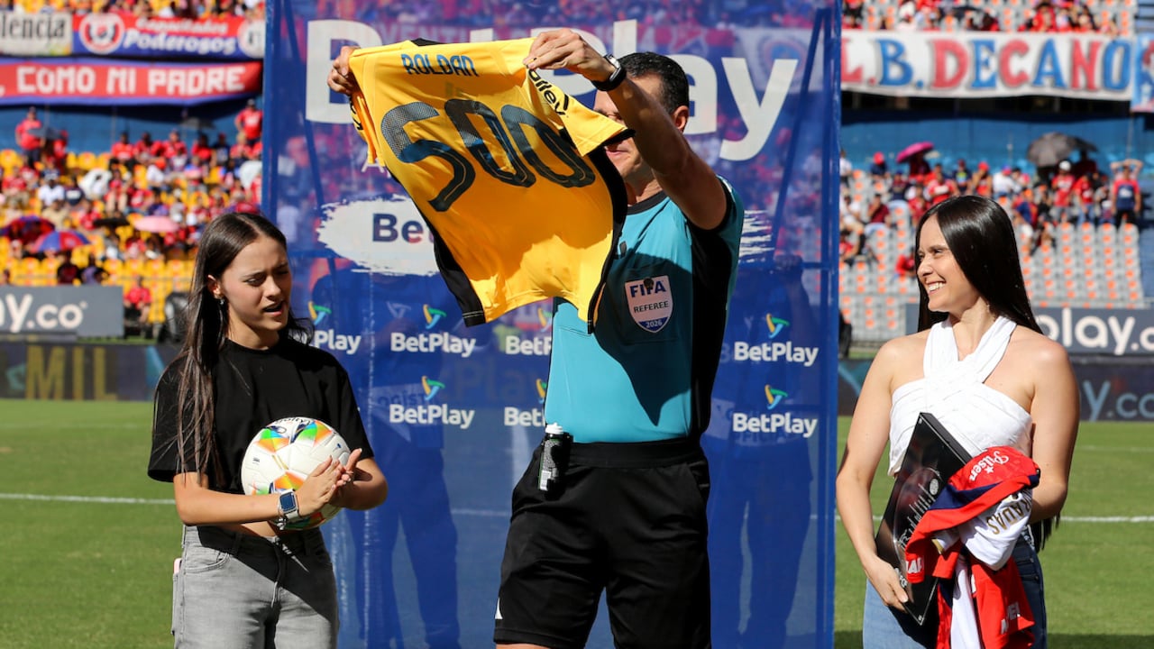 El árbitro Wilmar Roldán (centro) durante el homenaje por sus 500 partidos dirigidos en el Fútbol Profesional Colombiano.