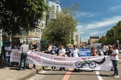 Un grupo de al menos 20 personas marchó hasta el Ministerio de Salud, donde desplegó pendones con mensajes en defensa de la vida y los pacientes.
