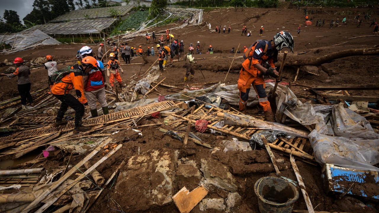 Los servicios locales de rescate en Indonesia aseguraron que estaban realizando excavaciones manuales y utilizando drones para buscar a las víctimas.