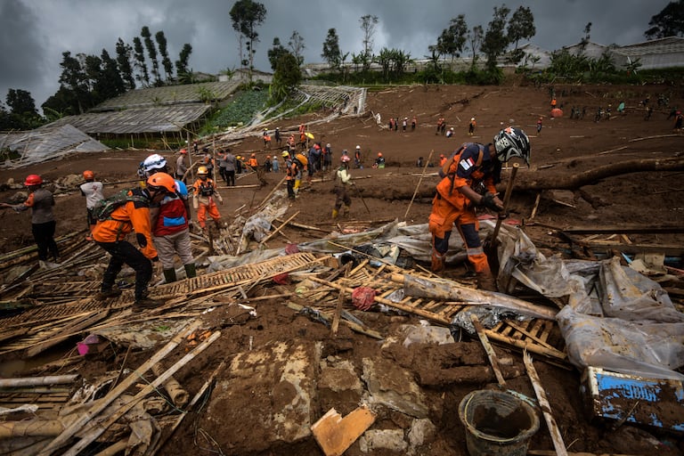 Los servicios locales de rescate en Indonesia aseguraron que estaban realizando excavaciones manuales y utilizando drones para buscar a las víctimas.
