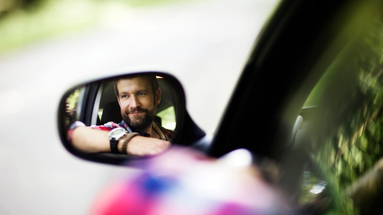 Mantener los espejos del carro limpios contribuye a conducir de forma más tranquila.