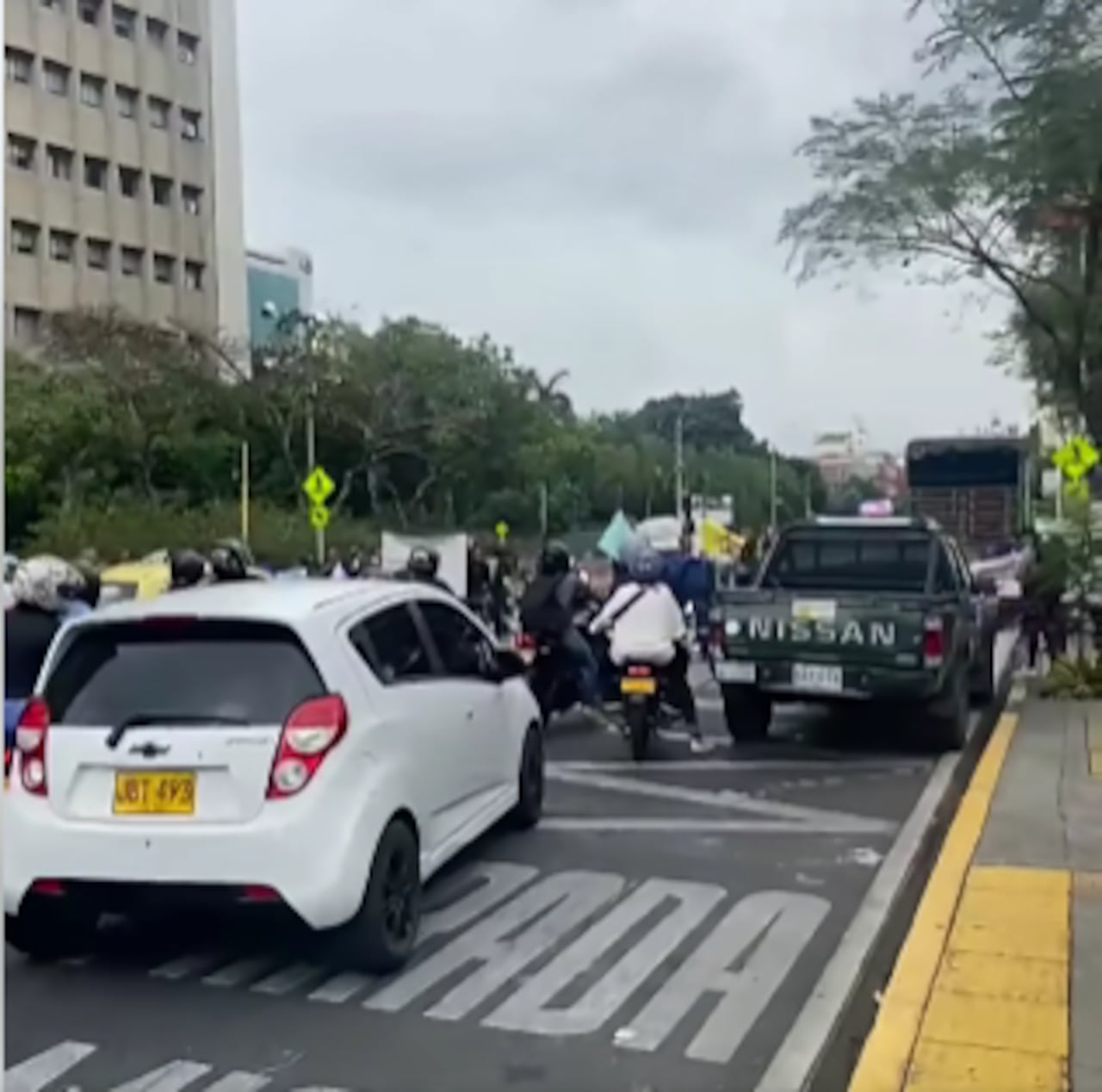 Frente al CAM se encuentra un grupo de recicladores protestando, lo que genera una congestión vehicular.