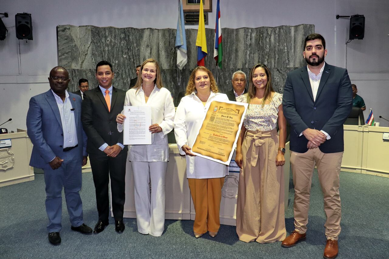 Condecoración al diario El País por sus 75 años en cabeza de su gerente general Carolina Escrucería y la directora Victoria Eugenia Perea.