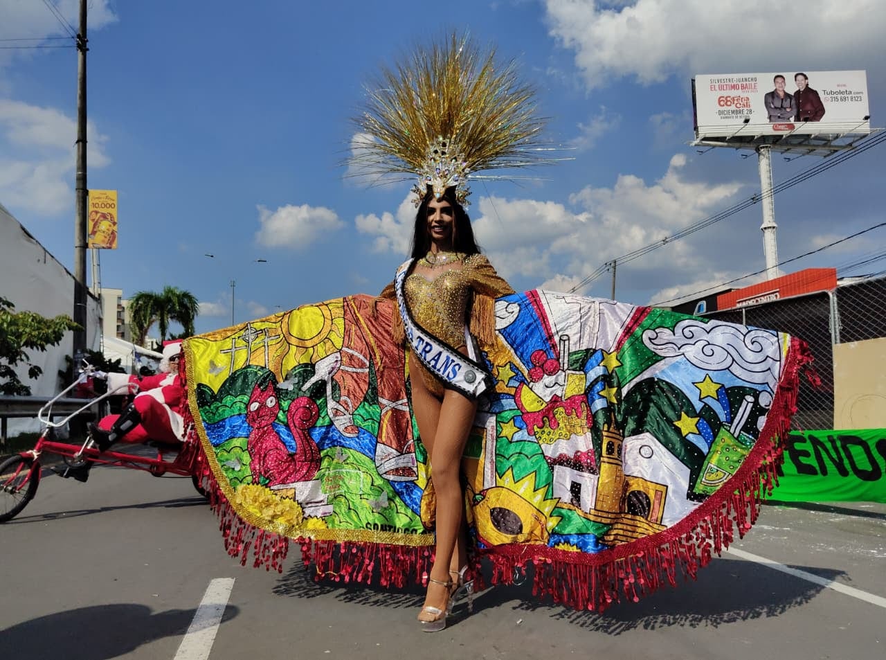 Catalina Vallejo Escobar, Miss Colombia Trans, participa en el desfile del Carnaval de Cali Viejo, promoviendo la inclusión y diversidad en la Feria de Cali.