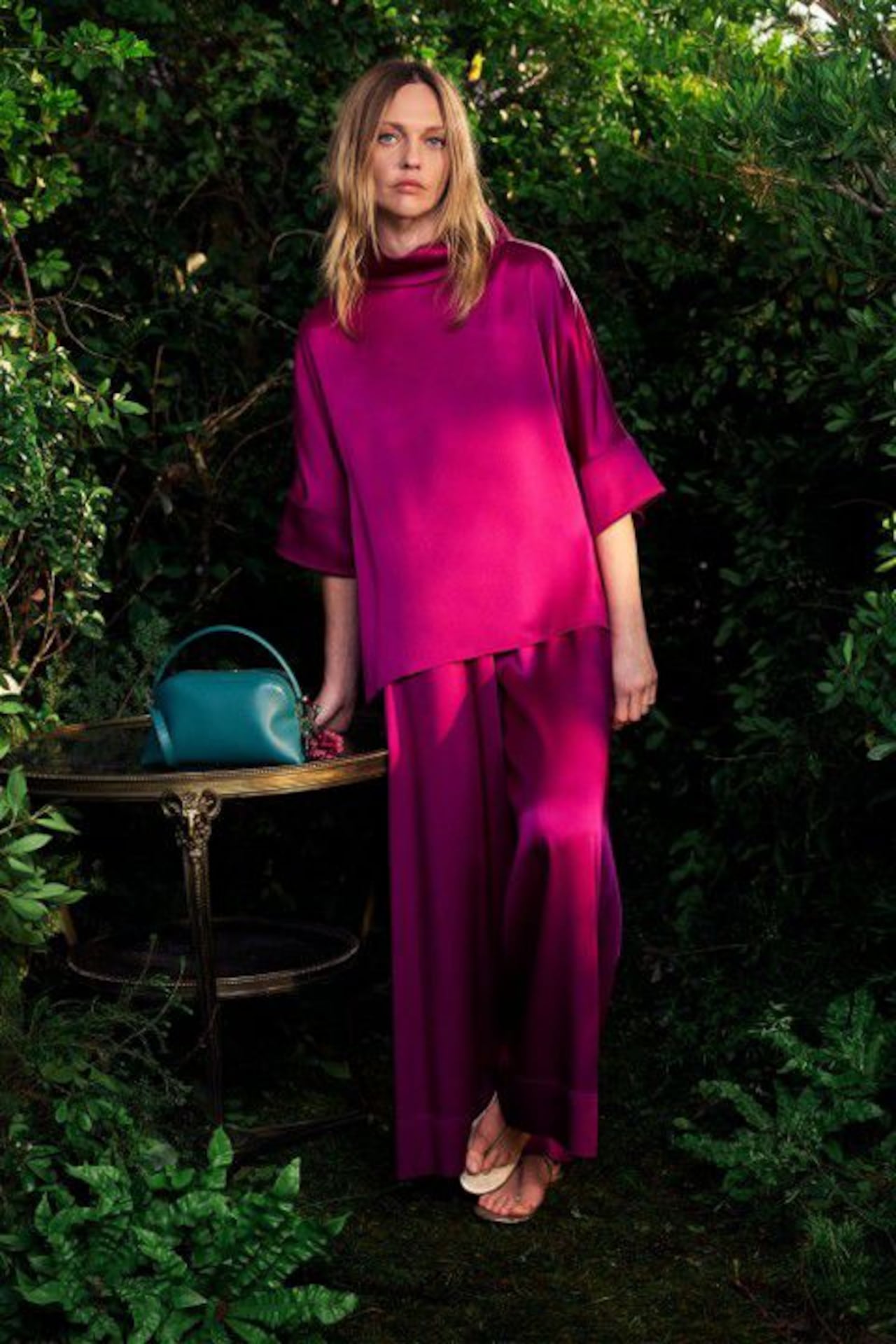 Se vale atreverse con un monocromático encendido como el fucsia.