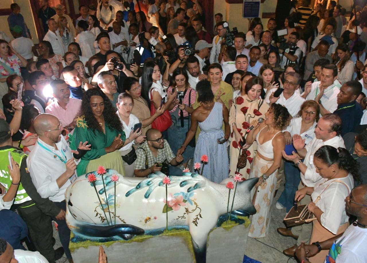 Floresmila es una obra de la artista y diseñadora gráfica caleña, Henny Rosero Arévalo.