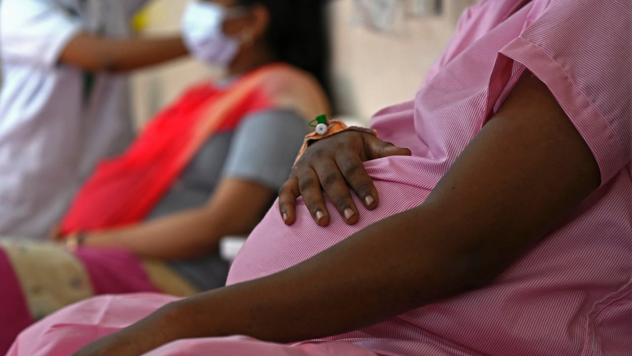 Las mujeres en estado de gestación también deben recibir la vacuna contra la tos ferina.