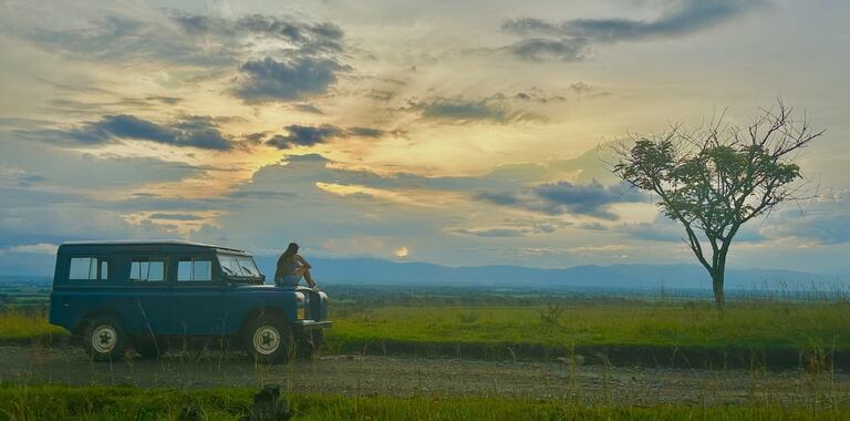 Una panorámica del Valle del Cauca, junto a su hija y su Land Rover, tomada en inmediaciones de Palmira.