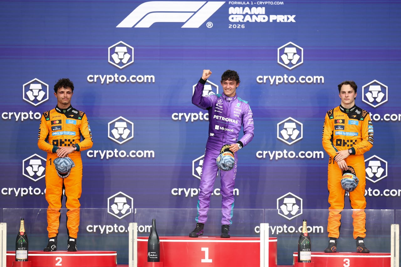 El piloto italiano de Mercedes, Kimi Antonelli (C), ganador de la carrera, celebra en el podio junto al piloto británico de McLaren, Lando Norris (I), segundo clasificado, y el piloto australiano de McLaren, Oscar Piastri (D), tercer clasificado, tras el Gran Premio de Fórmula 1 de Miami 2026 en el Autódromo Internacional de Miami en Miami Gardens, Florida, el 3 de mayo de 2026. (Foto de CHARLY TRIBALLEAU / AFP)