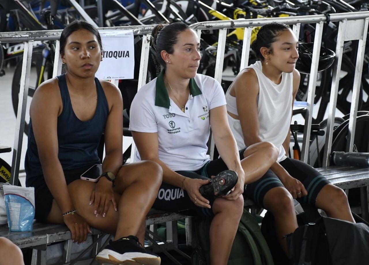 Mariana Pajón durante una sesión de entrenamiento controlado en el velódromo Alcides Nieto Patiño de Cali.