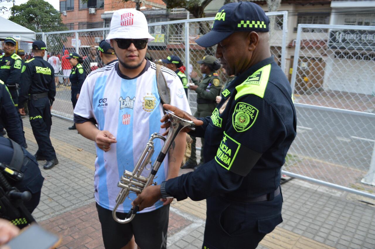 Los instrumentos musicales, aunque volvieron a la tribuna Sur, son revisados previamente por la Policía.
Foto Andrés Becerra - Alcaldía.