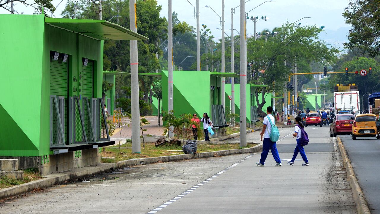 Cali Obras en la Troncal Oriental del Cali Obras en la Troncal Oriental del Masivo Integrado de Occidente (MIO) es la obra de infraestructura más grande del sistema de transporte de Cali, que se construye actualmente sobre la autopista Simón Bolívar. foto José L Guzmán. El País. agosto15-23