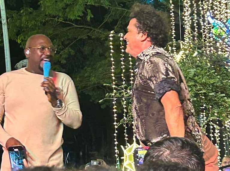 Carlos Vives (derecha) junto a un integrante del Grupo Niche en el Bulevar del Río en Cali.