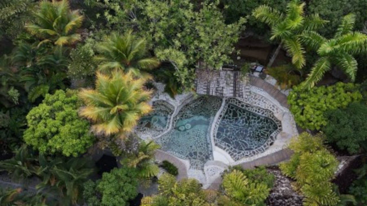 Las aguas termales de Rivera ofrecen un remanso de paz rodeado de vegetación exuberante.