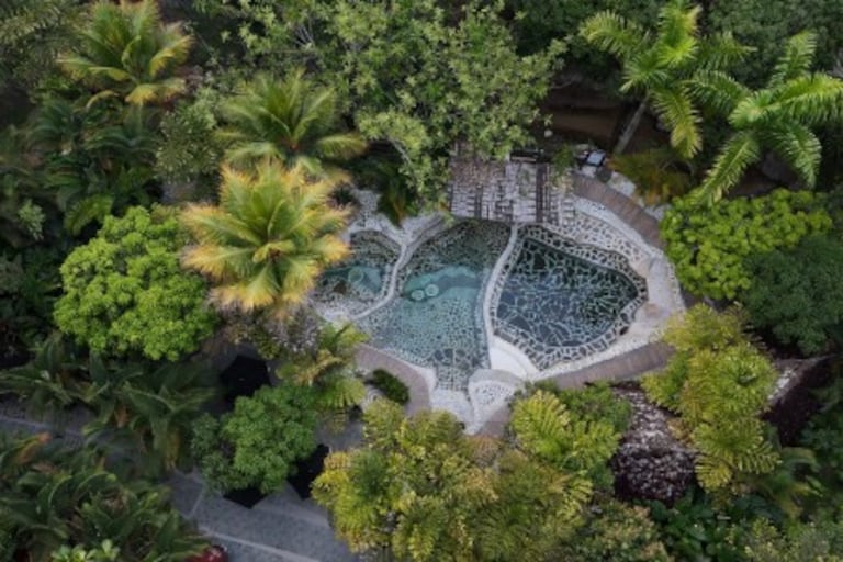 Las aguas termales de Rivera ofrecen un remanso de paz rodeado de vegetación exuberante.