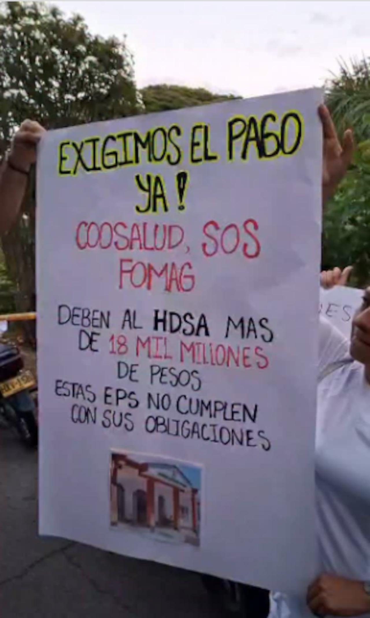 Trabajadores del hospital de Roldanillo, protestan y exigen el pago de tres meses de sueldo que se les adeuda.