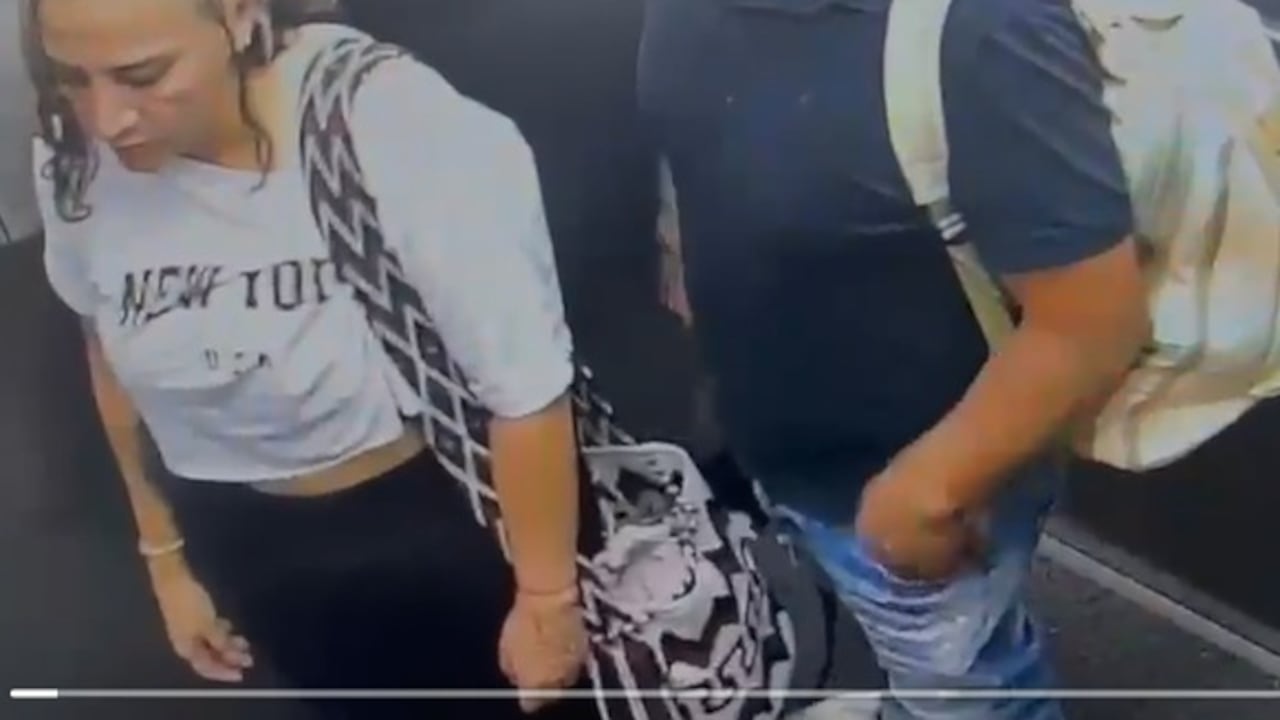 Imágenes de una cámara de seguridad muestran a Cristina Patiño con vida y acompañada de Jorge Iván Cuaspud Rodríguez en el ascensor del complejo habitacional donde residía.