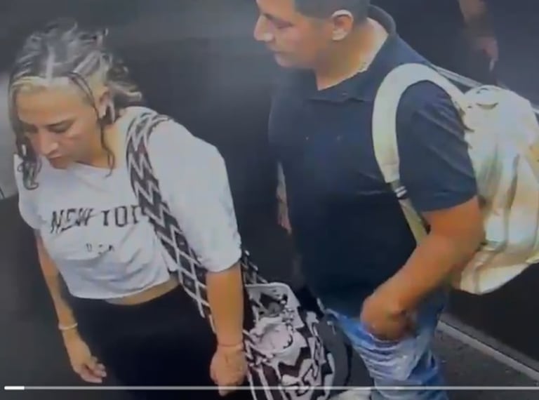 Imágenes de una cámara de seguridad muestran a Cristina Patiño con vida y acompañada de Jorge Iván Cuaspud Rodríguez en el ascensor del complejo habitacional donde residía.