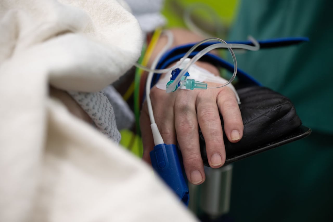Un paciente ya anestesiado yace en una habitación en preparación para la cirugía en un hospital de Frankfurt, en Alemania. Foto: Sebastian Gollnow/dpa (Foto de Sebastian Gollnow/Picture Alliance vía Getty Images)