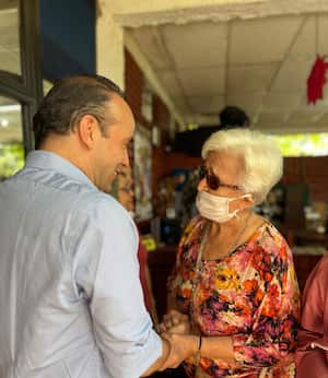 Alejandro Eder visitó el Ancianato San Miguel