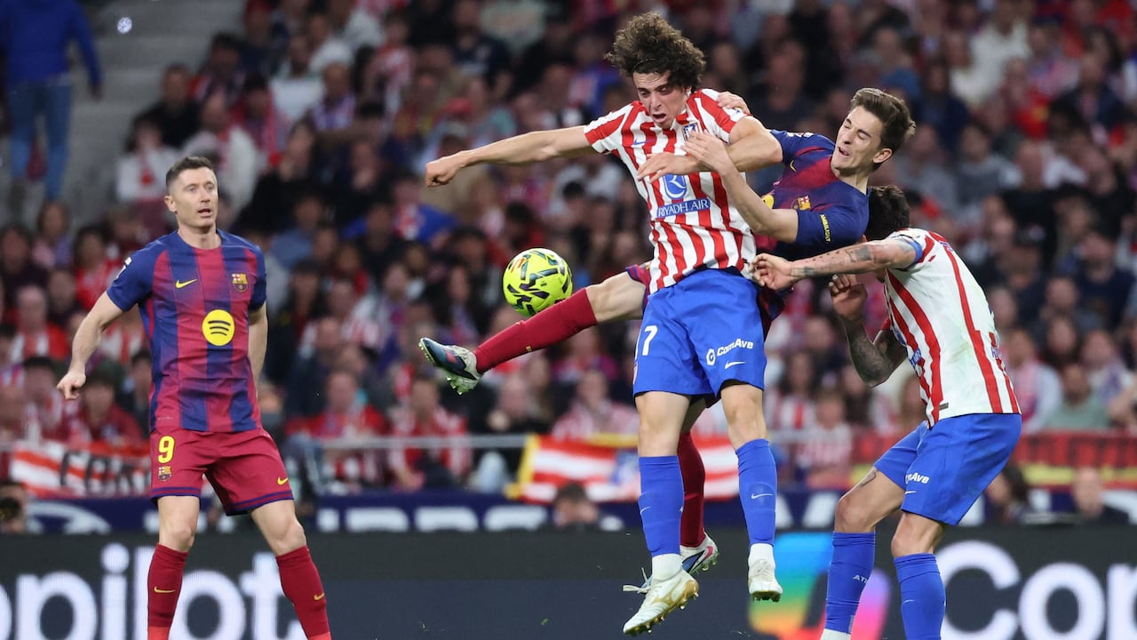 El delantero español del Atlético de Madrid, Omar Janneh (2I), y el centrocampista español del Barcelona, Pablo Gavi (2D), disputan un balón aéreo durante el partido de la liga española entre el Club Atlético de Madrid y el FC Barcelona en el Estadio Metropolitano de Madrid el 4 de abril de 2026. (Foto de Pierre-Philippe MARCOU / AFP)