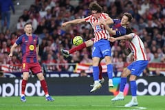 El delantero español del Atlético de Madrid, Omar Janneh (2I), y el centrocampista español del Barcelona, Pablo Gavi (2D), disputan un balón aéreo durante el partido de la liga española entre el Club Atlético de Madrid y el FC Barcelona en el Estadio Metropolitano de Madrid el 4 de abril de 2026. (Foto de Pierre-Philippe MARCOU / AFP)