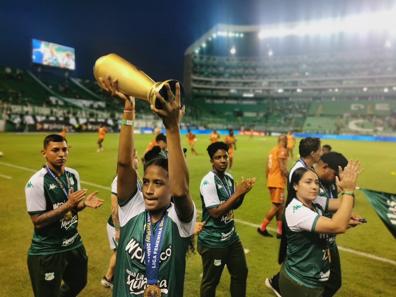 Homenaje a las campeonas de la liga femenina deportivo Cali en el estadio de Palmaseca previo al partido deportivo Cali Santa fe liga masculina