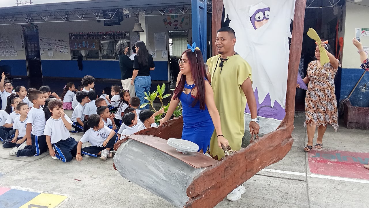Con caracterizaciones de personajes clásicos de la televisión como El Chavo del Ocho y Los Picapiedra, los abuelitos del Hogar San Vicente de Paúl llenaron de risas y color el patio de la institución educativa.