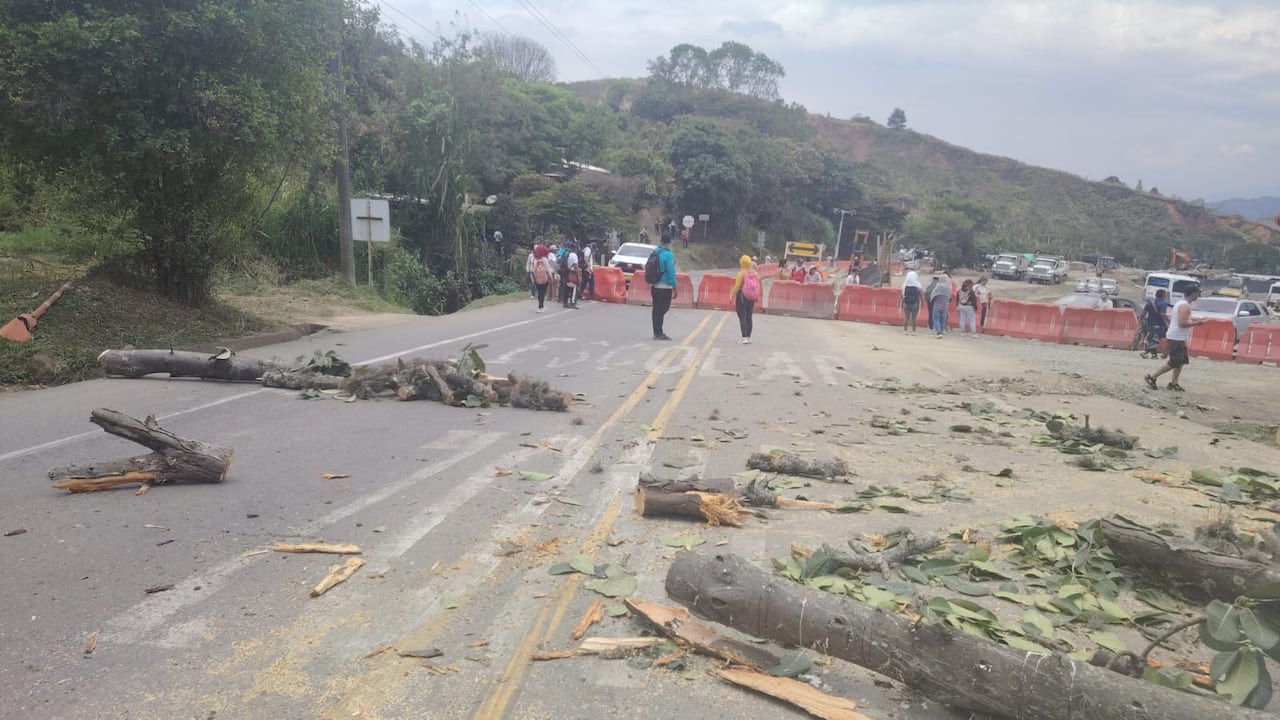 Las comunidades de la zona rural de Santander de Quilichao protestan a esta hora de la tarde de este martes 2 de septiembre por varios temas, entre ellos porque no están de acuerdo frente a la instalación de más peajes en esta parte de la carretera.