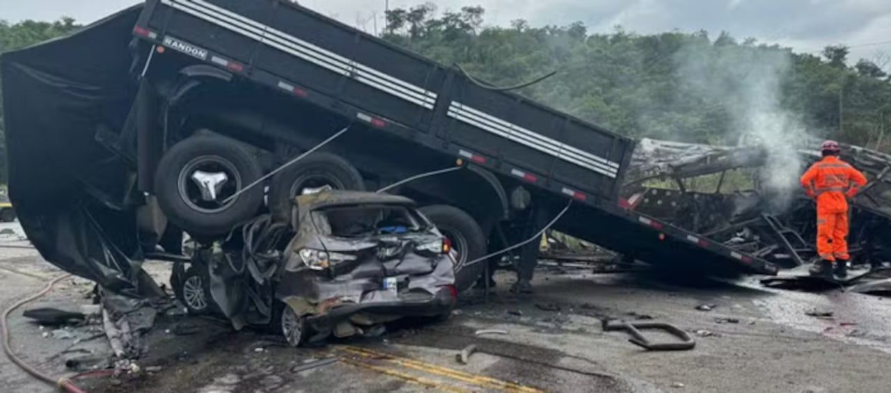 De esta forma terminó el ómnibus al chocar con un remolque.