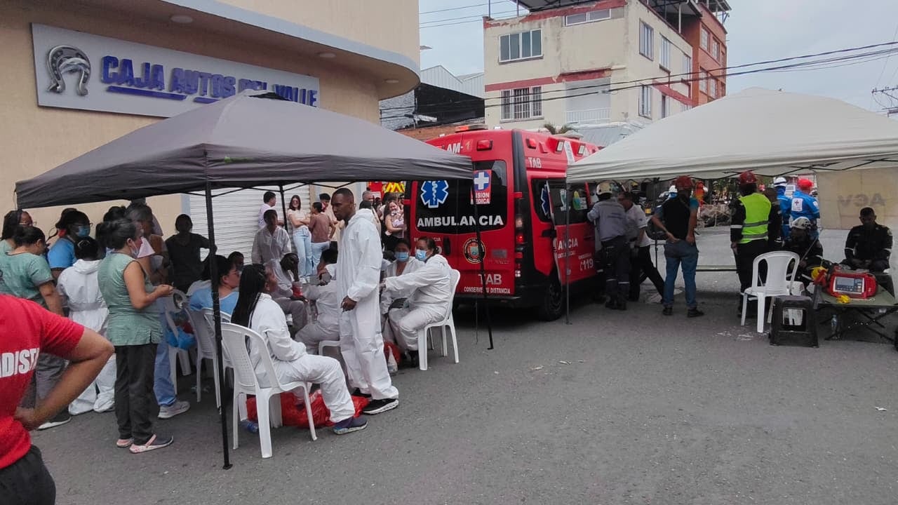 La situación lleva varias horas. Trabajadores de empresas cercanas al epicentro de los hechos siguen en las calles, esperando poder retomar sus labores.