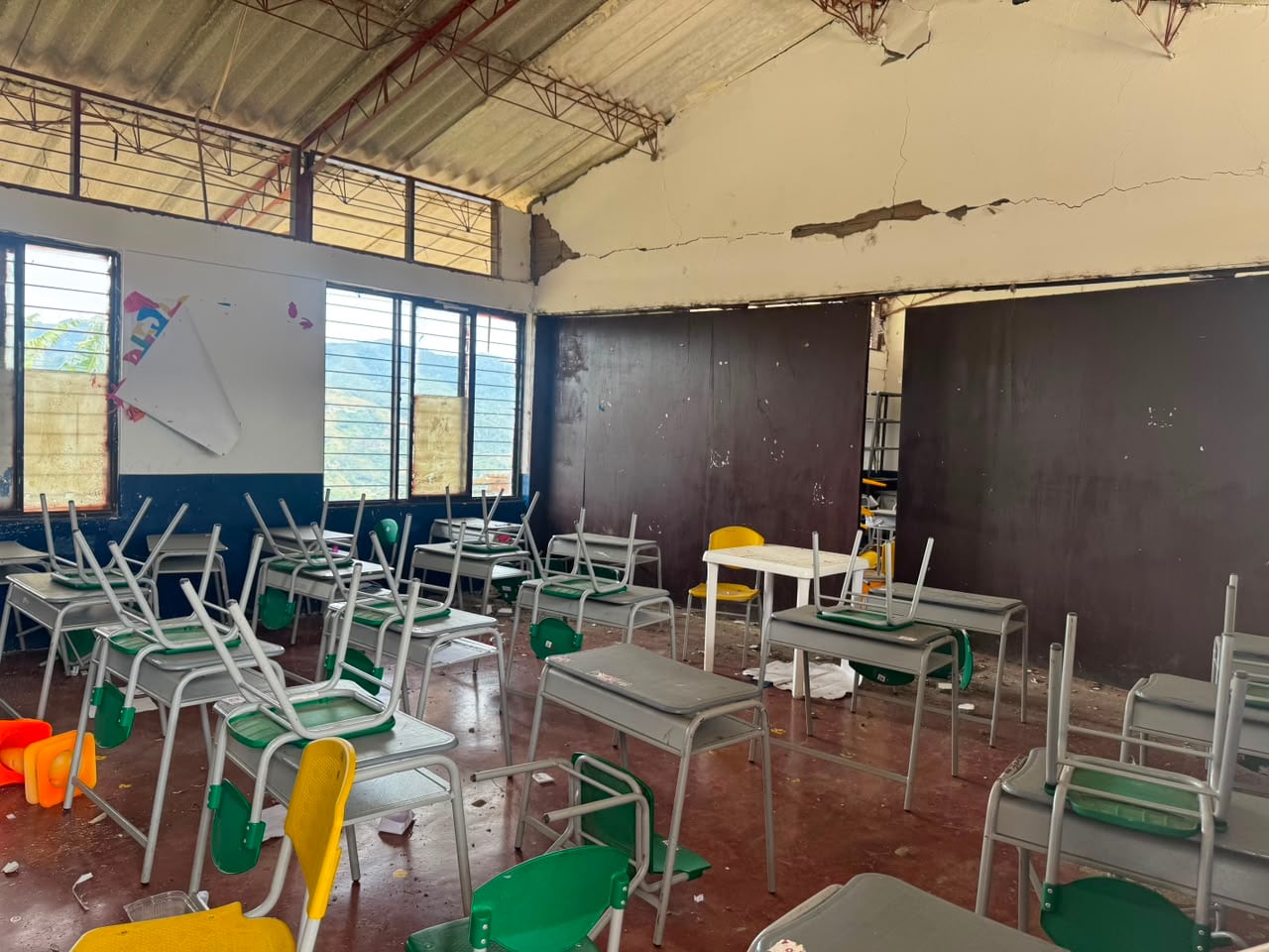 La emergencia se suma a las dificultades que han enfrentado diferentes instituciones educativas del Cauca como consecuencia del terremoto, que dejó daños en viviendas, edificaciones públicas y establecimientos educativos en distintos municipios del departamento.