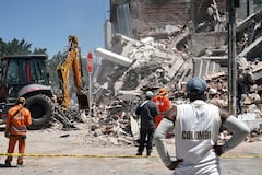 Siguen las labores de rescate y limpieza de escombros en Cali, luego del terremoto del lunes.