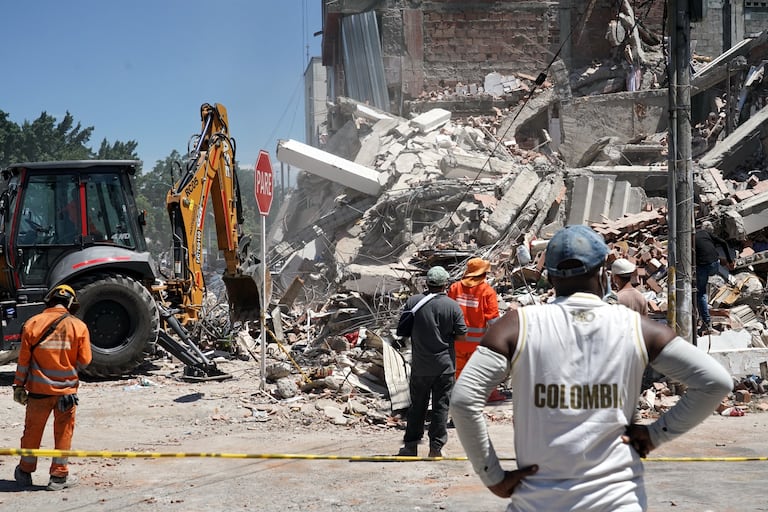 Siguen las labores de rescate y limpieza de escombros en Cali, luego del terremoto del lunes.