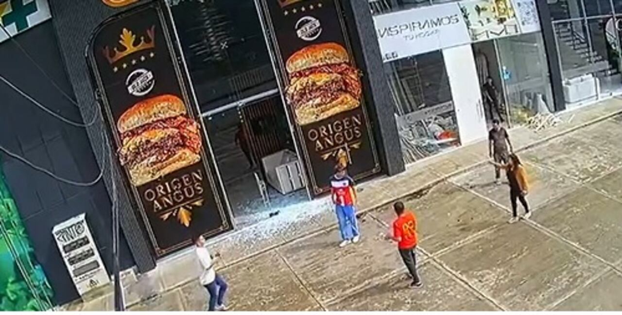 Los demás comerciantes y trabajadores del sector salieron en persecución de los atacantes, quienes huyeron en un vehículo tras destruir la entrada del local.