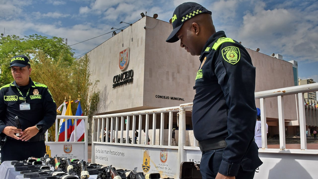 La Policía Metropolitana, en conjunto con la Secretaría de Seguridad y Justicia de Cali, resaltaron que el trabajo de lucha contra el crimen ha permitido incautar más de 900 armas y lograr importantes capturas durante 2025.
Uno de los resultados más importantes es la incautación de más de 900 armas de fuego con las que, según las autoridades, se planeaba realizar varios delitos como hurtos e incluso asesinatos. Fotos Raúl Palacios / El Pais.