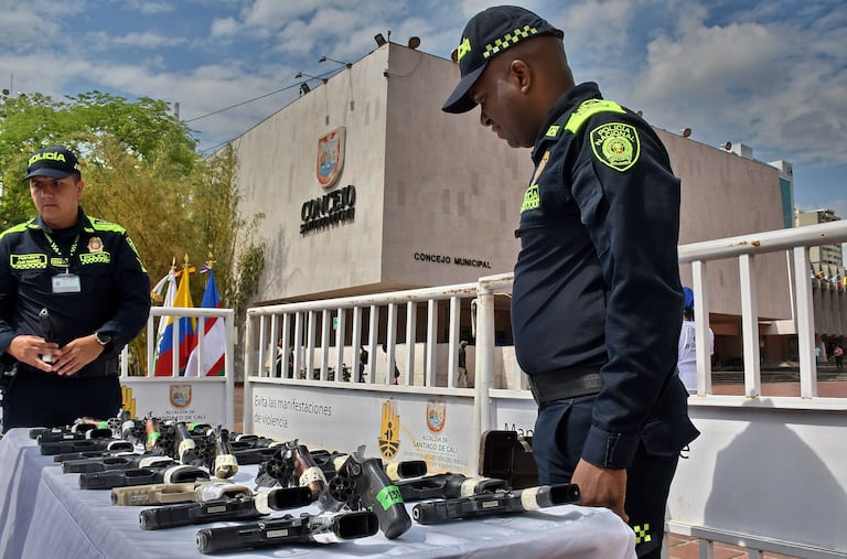 La Policía Metropolitana, en conjunto con la Secretaría de Seguridad y Justicia de Cali, resaltaron que el trabajo de lucha contra el crimen ha permitido incautar más de 900 armas y lograr importantes capturas durante 2025.
Uno de los resultados más importantes es la incautación de más de 900 armas de fuego con las que, según las autoridades, se planeaba realizar varios delitos como hurtos e incluso asesinatos. Fotos Raúl Palacios / El Pais.