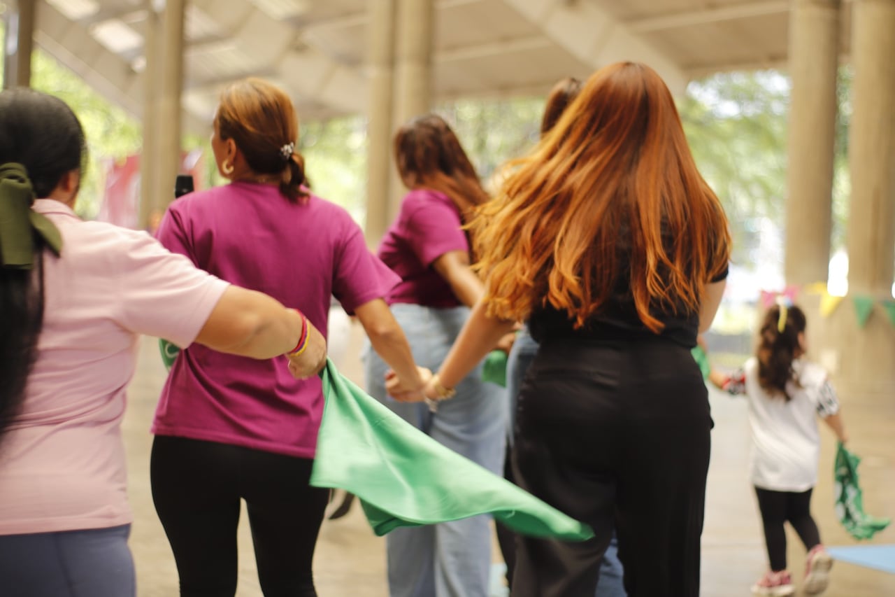 Por seguridad, las mujeres no pueden salir libremente ni usar celulares o redes sociales durante su permanencia en el refugio.