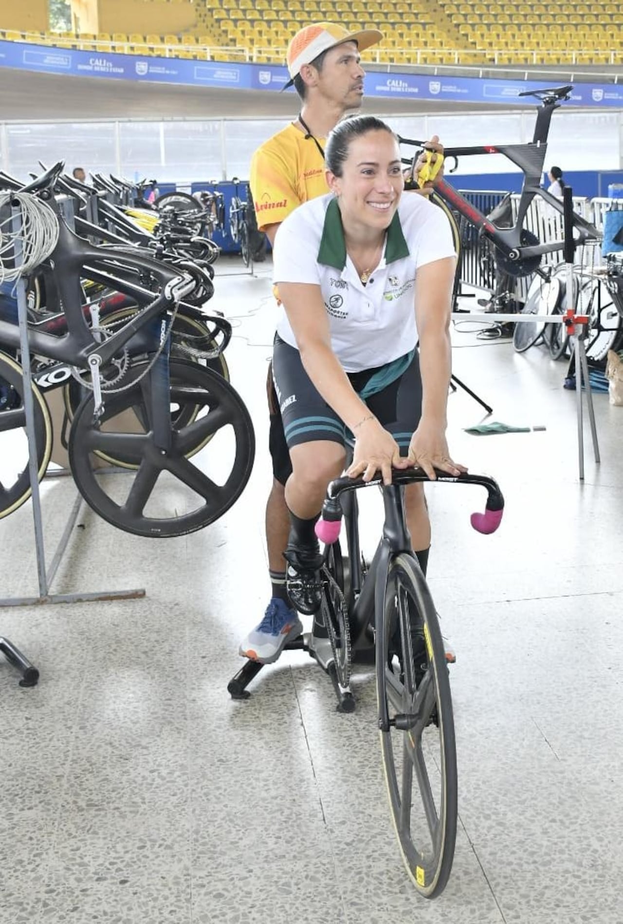 Mariana Pajón durante una sesión de entrenamiento controlado en el velódromo Alcides Nieto Patiño de Cali.