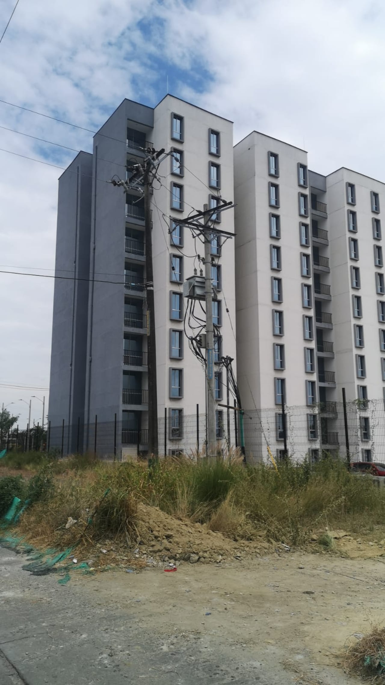 Cerca de 60 propietarios ingresaron de manera pacífica al proyecto Balcones de las Flores para exigir la entrega de los apartamentos que, aseguran, compraron hace más de ocho años.