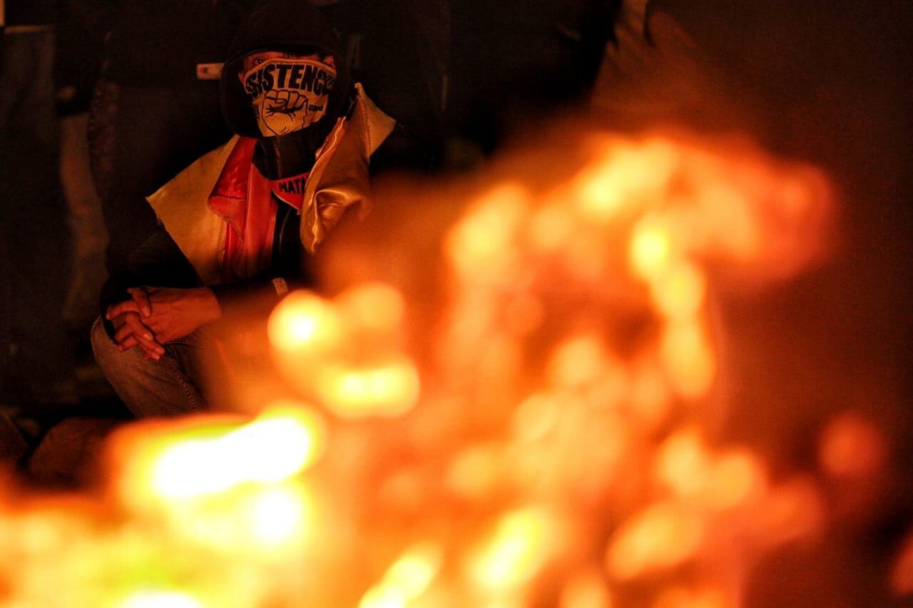 El Portal Américas de TransMilenio y sus alrededores ha sido epicentro de numerosas movilizaciones y manifestaciones pacíficas en poco más de 20 días desde que comenzó el paro nacional en Colombia. Este sector de Bogotá también ha sido centro de múltiples enfrentamientos entre ciudadanos y fuerza pública,