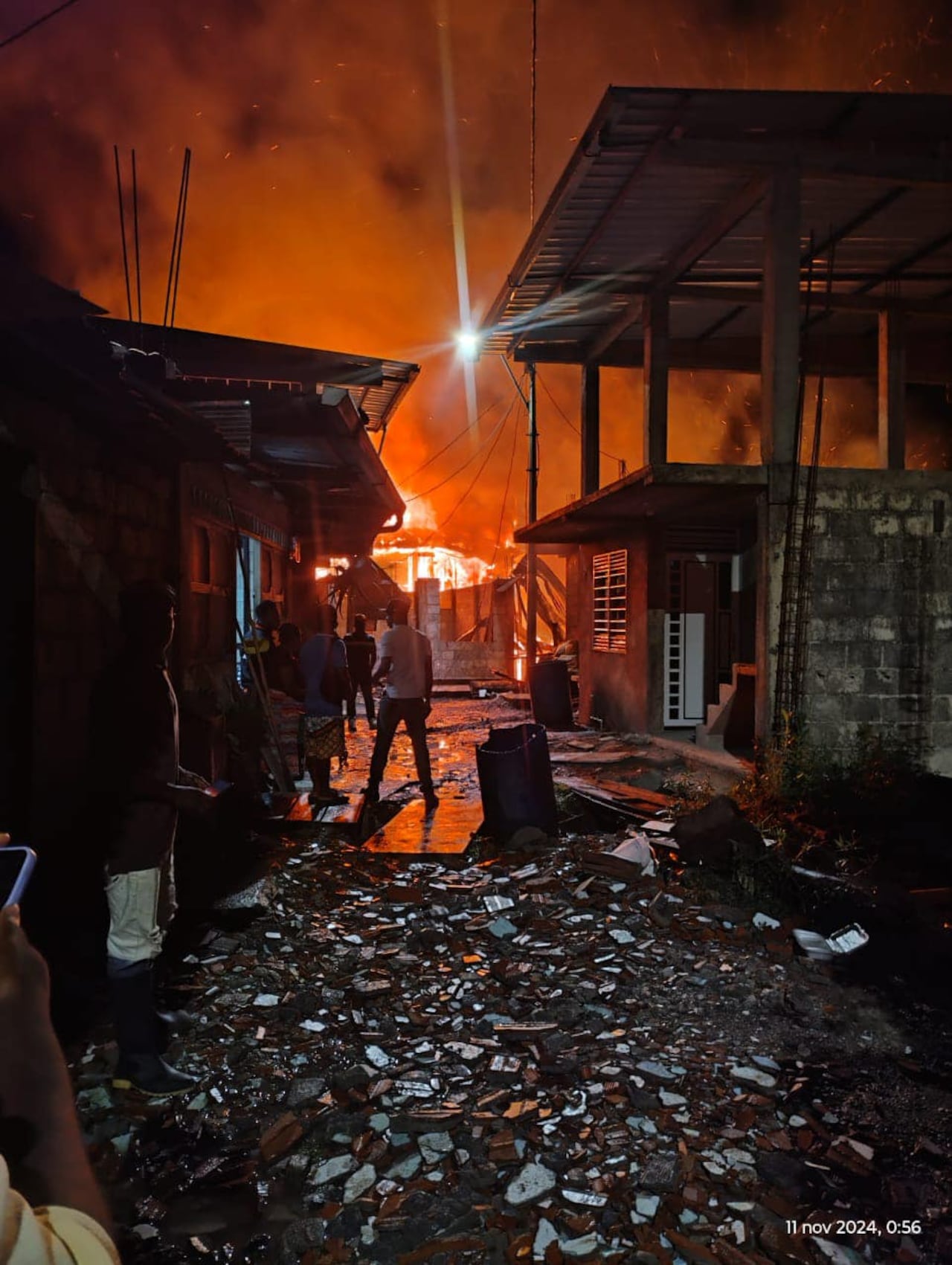 La misma comunidad se vio obligada a enfrentarse a las llamas mientras llegaban los bomberos de este municipio de la costa pacífica caucana.