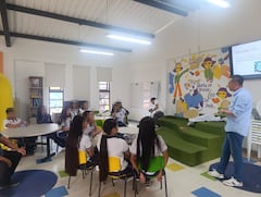 z.
A través de ejercicios periodísticos, jóvenes de instituciones educativas de Popayán exploran sus realidades y proponen nuevas narrativas que promueven la convivencia y el pensamiento crítico.