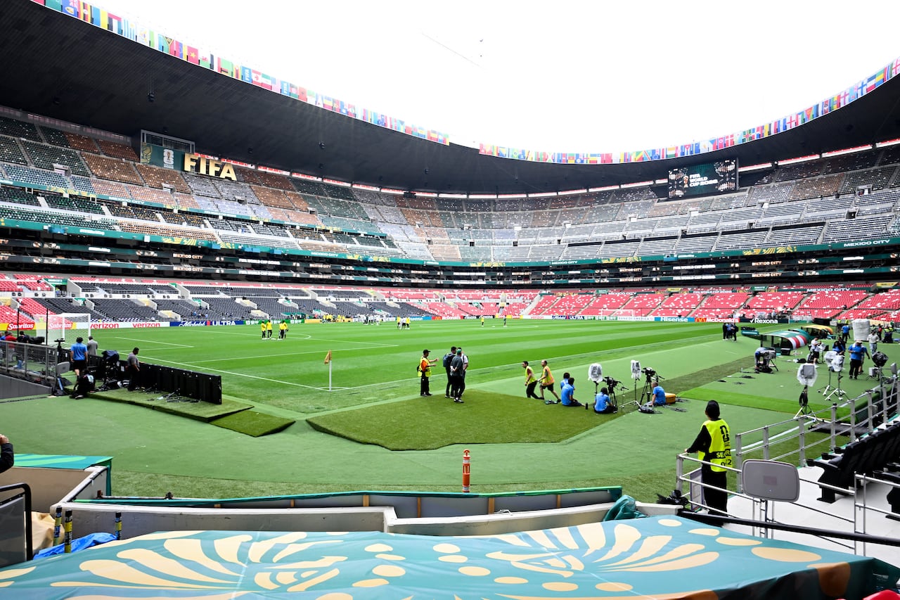 Los jugadores de Sudáfrica participan en un acto de reconocimiento del terreno de juego en el Estadio de la Ciudad de México el 10 de junio de 2026, víspera del partido de la Copa Mundial de Fútbol de 2026 entre México y Sudáfrica. (Foto de Alfredo ESTRELLA / AFP)