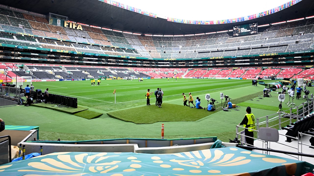 Los jugadores de Sudáfrica participan en un acto de reconocimiento del terreno de juego en el Estadio de la Ciudad de México el 10 de junio de 2026, víspera del partido de la Copa Mundial de Fútbol de 2026 entre México y Sudáfrica. (Foto de Alfredo ESTRELLA / AFP)