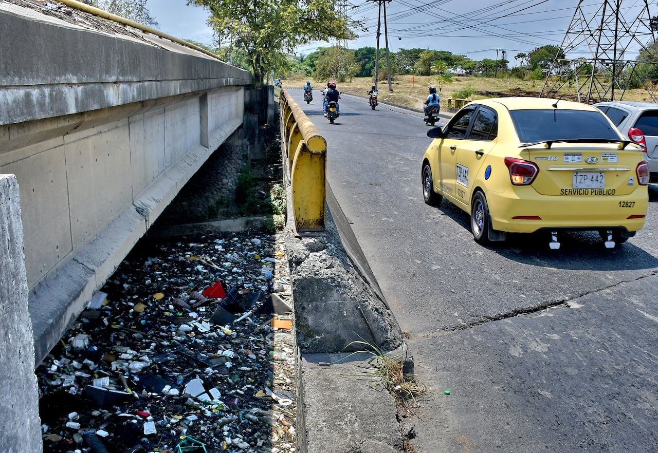Esto se vive en el caño de aguas lluvias en el sector de cauquita en el oriente de Cali con toneladas de basura acumuladas tras las lluvias del fin de semana.
Fotos Raúl Palacios / El Pais.