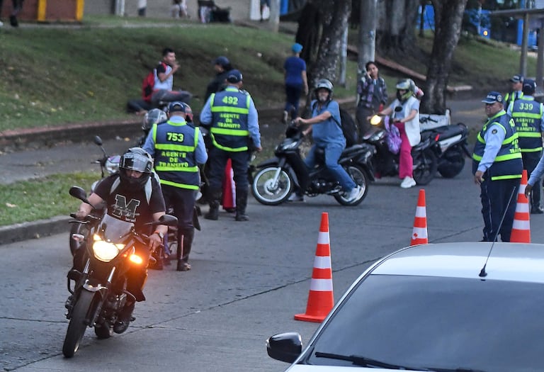 Cali: Los operativos de control por parte de agentes de tránsito que se vienen desarrollando en la ciudad han incrementado las agresiones contra los estos funcionarios de movilidad. foto José L Guzmán. EL País.