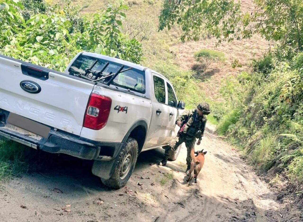 En el sur del Tolima fueron ubicadas las camionetas robadas que pertenecían a una empresa privada. Foto: Ejército Colombiano / El País.